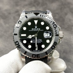 劳力士ROLEX游艇名仕型 42mm直径！装载海鸥2836机芯，双向旋转60分钟刻度外圈配哑黑色Cerachrom陶质圈口，凸显抛光立体数字！黑色漆面表盘，Chromalight夜光材质确保读时清晰。搭配一条Oysterflex表带，轻便灵活。另再附送一副同等级同质量的橡胶带。完美复刻 D1出品！出货实拍