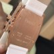实拍 PlAGET-伯爵 Limelight酒桶形系列!尺寸27 x 38毫米。镶饰方形美钻。黑色陶瓷表冠。表扣镶饰13颗圆形美钻。蓝宝石水晶玻璃。这款Limelight酒桶形腕表犹如一套女装晚礼服,其白金表壳的每一面都镶饰着两行排列整齐的圆形美钻,将奢华优雅演绎得淋漓尽致。黑色的陶瓷表冠与黑色丝缎表带彼此呼应,形成了绝妙的搭配。银色的表盘泛着彩虹的光晕,而精巧纤细的黑色罗马数字时标则记录着光阴的流转,一览无遗。请认准独家细节品质。 实拍 PlAGET-伯爵 Limelight酒桶形系列!尺寸27 x 38毫米。镶饰方形美钻。黑色陶瓷表冠。表扣镶饰13颗圆形美钻。蓝宝石水晶玻璃。这款Limelight酒桶形腕表犹如一套女装晚礼服,其白金表壳的每一面都镶饰着两行排列整齐的圆形美钻,将奢华优雅演绎得淋漓尽致。黑色的陶瓷表冠与黑色丝缎表带彼此呼应,形成了绝妙的搭配。银色的表盘泛着彩虹的光晕,而精巧纤细的黑色罗马数字时标则记录着光阴的流转,一览无遗。请认准独家细节品质。