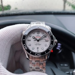 SJ出品 TW复刻版 欧米茄 OMEGA 全新海马系列 T2 300 米 潜水表 搭载钢带送尼龙带一条一表两带，抢先体验全新海马300 升级改为透视底，全新海马300升级为与正品一致全陶瓷表盘刻有[ZrO2]的印记升级陶瓷圈上的刻度和字 采用“白珐琅”工艺 不易变黄 有光泽，表针针形和老款不同，针形加大，读时更清晰，搭配进口美优达9015改8800机芯。（零返修）并配欧米茄代购包装力求完美！三杰精致推荐瑞士机械男士腕表 SJ为你精心挑选超真实实物图拍摄