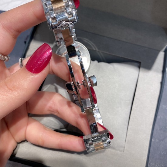 ★实拍 浪琴心月系列女士腕表,每个表都是一表一码,进口石英机芯,精钢圆形表壳,表径30mm,抗磨损合成双卜蓝宝石玻璃(数据同步正品),蓝钢指针,精钢表链搭配原装三折式表扣。 ★实拍 浪琴心月系列女士腕表,每个表都是一表一码,进口石英机芯,精钢圆形表壳,表径30mm,抗磨损合成双卜蓝宝石玻璃(数据同步正品),蓝钢指针,精钢表链搭配原装三折式表扣。