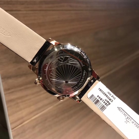 实拍 积家约会系列月相腕表延续了约会系列的独特美学,以珍珠母贝打造一轮皎洁明月,伴以钻石镶饰的璀璨星光,衬于深邃的蓝天表盘之上,可谓“晃所有人的眼,露自己的脸”,将女士的优雅浪漫萦绕腕间,俘获了芳心无数。进口石英机芯,蓝宝石镜面,原装折叠扣,表盘宽34mm,厚9mm。 实拍 积家约会系列月相腕表延续了约会系列的独特美学,以珍珠母贝打造一轮皎洁明月,伴以钻石镶饰的璀璨星光,衬于深邃的蓝天表盘之上,可谓“晃所有人的眼,露自己的脸”,将女士的优雅浪漫萦绕腕间,俘获了芳心无数。进口石英机芯,蓝宝石镜面,原装折叠扣,表盘宽34mm,厚9mm。