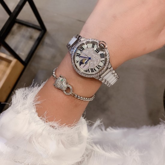 卡地亚 CARTIER 蓝气球满钻系列腕表。316L精钢材质,伦敦时尚风格、日月星辰大框显示,星空运转、时间流淌 特殊工艺切割方钻镶嵌圈口、个性完美,搭载进口石英机芯、走时精准,进口高亮漆牛皮带配原装折叠扣。完美演绎。尺寸36mm*8mm。 卡地亚 CARTIER 蓝气球满钻系列腕表。316L精钢材质,伦敦时尚风格、日月星辰大框显示,星空运转、时间流淌 特殊工艺切割方钻镶嵌圈口、个性完美,搭载进口石英机芯、走时精准,进口高亮漆牛皮带配原装折叠扣。完美演绎。尺寸36mm*8mm。