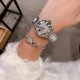 卡地亚 CARTIER 蓝气球满钻系列腕表。316L精钢材质,伦敦时尚风格、日月星辰大框显示,星空运转、时间流淌 特殊工艺切割方钻镶嵌圈口、个性完美,搭载进口石英机芯、走时精准,进口高亮漆牛皮带配原装折叠扣。完美演绎。尺寸36mm*8mm。 卡地亚 CARTIER 蓝气球满钻系列腕表。316L精钢材质,伦敦时尚风格、日月星辰大框显示,星空运转、时间流淌 特殊工艺切割方钻镶嵌圈口、个性完美,搭载进口石英机芯、走时精准,进口高亮漆牛皮带配原装折叠扣。完美演绎。尺寸36mm*8mm。