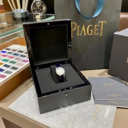 RF厂伯爵新款小号26mm。Limelight Gala系列的女性钻石手表是绝对诱惑的标志，表盘独特的6与9的造型，混合艺术，设计和珠宝，他们赞扬充满活力和大胆女性气质。在伯爵的眼里，每一位演绎人生故事的女主角，都注定拥有出众魅力！别出心裁，不断进阶超越。尺寸26mm  机芯：瑞士朗达机芯 玻璃：蓝宝石镜面 皮带：美洲鳄鱼皮