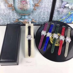 ❤️专情人节佳选柜新款彩虹T钻 强势开卖萧邦HAPPYDIAMONDS 机械 鳄鱼皮版本  实在是过分美丽  一眼就怦然心动  超美全网唯一最新专柜版本无疑了 认准独家实拍 萧邦一直都是女表界的主角大腕儿 秒杀市场一切版本 当然价格也是全网最贵 物超所值 美洲鳄鱼皮区别市场货的各路版本颜色 真的很高级 赠送全套专柜方形包装 专柜老早就不用方形包装了 已经改版了升级了 都说爱情被细节打败 经典款从来都是供不应求  注意⚠️圈口与字面的条石都是真正的宝石商品规格:默认规格