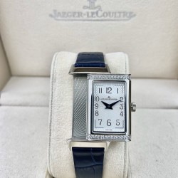 积家JAEGER-LECOULTRE  女士翻转系列：瑞士石英。个性独特魅力，40mmx20mm。材质：精钢打造，蓝宝水晶玻璃，阿拉伯数字表盘，太妃形指针，搭配意大利小牛皮，尽显貴族的风范！