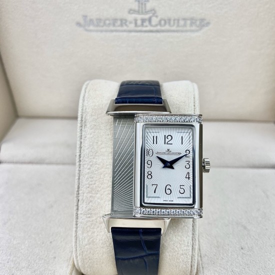 积家JAEGER-LECOULTRE 女士翻转系列:瑞士石英。个性独特魅力,40mmx20mm。材质:精钢打造,蓝宝水晶玻璃,阿拉伯数字表盘,太妃形指针,搭配意大利小牛皮,尽显貴族的风范! 积家JAEGER-LECOULTRE 女士翻转系列:瑞士石英。个性独特魅力,40mmx20mm。材质:精钢打造,蓝宝水晶玻璃,阿拉伯数字表盘,太妃形指针,搭配意大利小牛皮,尽显貴族的风范!