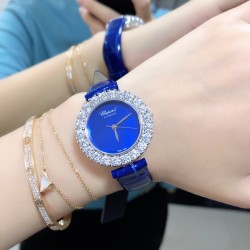 实拍 萧邦新款不断 重点推荐 重磅来袭 LHEUR DU DIAMANT珠宝镶系列，全套精钢镂空打造，光滑精致无暇，采用最新手法三爪镶石工艺，与原装正品一致，尺寸及细节完美至无可挑剔，整表美轮美奂由你任意搭配出行或各种宴会派对，该款专用进口机械机芯，整机保持原状态无改动，稳定性众所周知！表扣饱满不显臃肿，七颗钻石及整个表扣呈现的弧度与镂空的鸟巢壳身完美绝配，搭配之对应效果令你无可挑剔，表带制作精良，狠下本钱采用进口高光牛皮 一点也不逊于市场的一般鳄鱼皮。