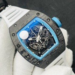 ZF2023高科技再造传奇RICHARD MILLE碳纤维限量款理查德米勒RM055“白色传奇”全球限量腕表美到极致的视觉冲击表壳呈酒桶形，采用三件式结构，上下表圈和表环分别以NTPT碳纤维和喷砂钛金属打造。“白色传奇”款配备白色内圈、指针和表冠衬垫；表盘法兰盘由黑色碳纤维制成，时标经同源荧光涂层。法兰盘经钻碳(DLC)处理。机芯与表盘融为一体，选择了5级钛作为这种“骨架”运动的基板和桥梁，提供高强度运动精度和可靠性。NTPT材质的成功开发使ZF开拓了复刻表从材料科技层面上的突破ZF出品 必属精品