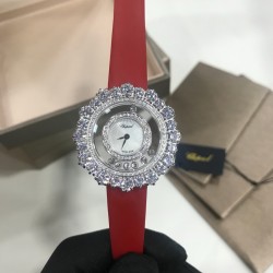 萧邦Happy Diamonds系列特别款！2019年官网力推款！2018即将过去，新的一年从元旦开始！枫叶美丽并寓意着坚毅精神！即代表永恒爱情送给恋人，也代表对美好的回忆，可送给一路陪伴的朋友，还代表一种岁月的轮回。1比1超前做工同步首发！表面配置三块蓝宝石防刮玻璃，瑞士朗达机芯，尺寸：外径34mm内径14mm。表带14/12。