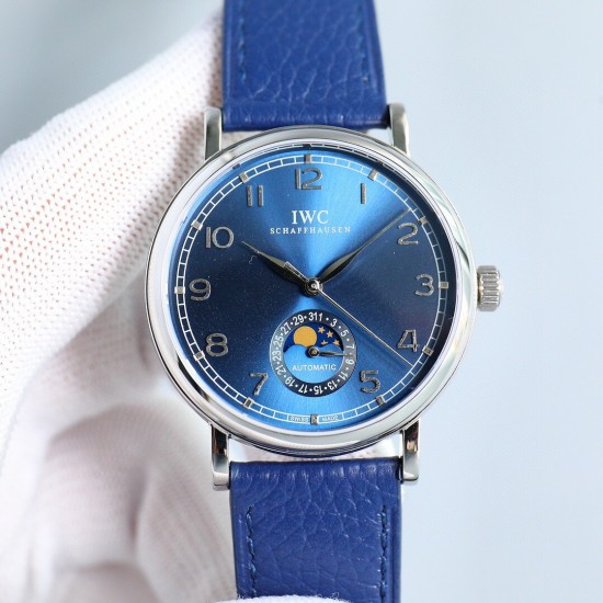 IWC 万国 柏涛菲诺系列,指针式日历功能,最受欢迎的简洁,优雅,大气的正装风范手表!6字位表盘为最新日历盘!【表壳】39毫米的表壳与正品一致!瑞士级精工打磨抛光!使得外观圆润饱满,细节到位!非常漂亮!【表盘】双卜蓝宝石表镜防眩光镀膜,表盘采用最经典的柳叶针,顶级工艺表盘!精心制作,完美还原!【机芯】独家采用进口2824机芯(精密技术做到同级别最薄)!走时精准耐用!【表带】意大利真皮纹表带! IWC 万国 柏涛菲诺系列,指针式日历功能,最受欢迎的简洁,优雅,大气的正装风范手表!6字位表盘为最新日历盘!【表壳】39毫米的表壳与正品一致!瑞士级精工打磨抛光!使得外观圆润饱满,细节到位!非常漂亮!【表盘】双卜蓝宝石表镜防眩光镀膜,表盘采用最经典的柳叶针,顶级工艺表盘!精心制作,完美还原!【机芯】独家采用进口2824机芯(精密技术做到同级别最薄)!走时精准耐用!【表带】意大利真皮纹表带!