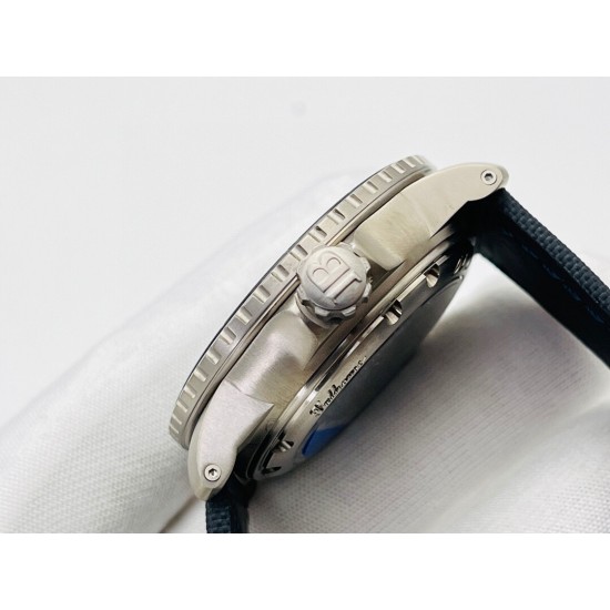 ZF Factory典藏精品【雄浑宽厚,大家风范】宝珀超级夜光,宽厚的表壳设计,优雅的蓝宝石表圈,成就潜水鼻祖!是一款难得的腕表!1⃣️【技术难点】采用蓝宝石打造的表圈口是腕表最有价值的部分,蓝宝石的硬度相当,脆点诡异,十分难处理,要达到原装灵气逼人且纤薄有力的效果,成品率只能控制在3到5层左右。2⃣️【精髓所在】霸气侧漏的表壳做工十分精湛,每一道抛光或是拉丝,都经过ZF制表师耐心的处理。确保效果和神韵都能和正品相随。ZF出品,必属精品。50寻,您值得拥有! ZF Factory典藏精品【雄浑宽厚,大家风范】宝珀超级夜光,宽厚的表壳设计,优雅的蓝宝石表圈,成就潜水鼻祖!是一款难得的腕表!1⃣️【技术难点】采用蓝宝石打造的表圈口是腕表最有价值的部分,蓝宝石的硬度相当,脆点诡异,十分难处理,要达到原装灵气逼人且纤薄有力的效果,成品率只能控制在3到5层左右。2⃣️【精髓所在】霸气侧漏的表壳做工十分精湛,每一道抛光或是拉丝,都经过ZF制表师耐心的处理。确保效果和神韵都能和正品相随。ZF出品,必属精品。50寻,您值得拥有!