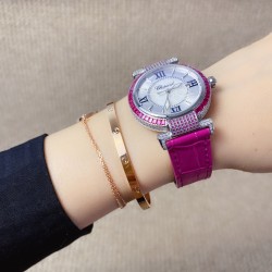 ★实拍 萧邦 CHOPARD IMPERIALE 系列腕表。独特风格带您走进一个新阶段并且成功塑造了崇尚自我表达和与众不同的生活化概念，316精钢材质，此表款全手工镶嵌施华洛世奇水晶钻，成为了美式奢侈生活风格的代表！进口石英机芯以及精细做工，佩戴贴手舒适，设计风格简约明朗。充满奢华璀璨的气息，光彩夺人、让你瞬间提升华丽的气质 ！