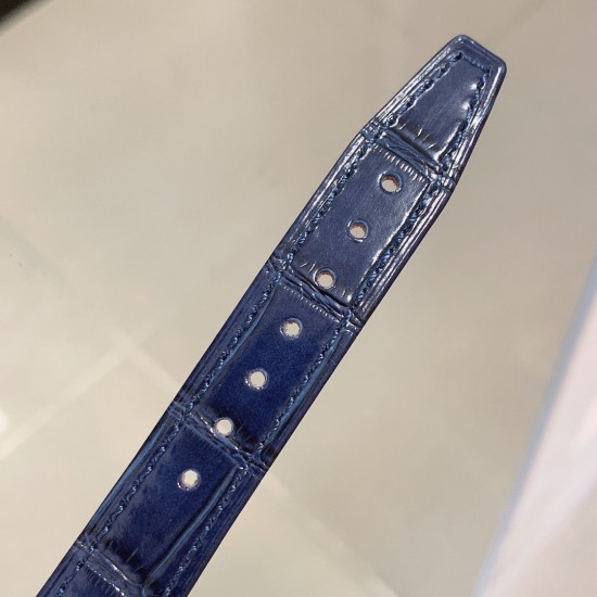 实拍【IWC 2019推出女士全新 Portofino波涛菲诺系列】1⃣️:壳套尺寸34mm/8.8mm采用316精钢材质打磨,每个壳套全程CNC处理所有细节达到完美2⃣️:采用进口日本9015天文台级别经过本厂严格把控 调试 达到零返修稳定性3⃣️:采用瑞士蓝宝石镜面 通透明亮4⃣️字面采用简洁的条丁罗马和表盘十二颗 设计呈现出精致典雅之感5⃣️:表带采用原装快速更换系统 搭配意大利小牛皮皮质柔软细腻:有六种颜色可选(绿色,兰色,黑色,深棕,酒红,粉色)6⃣️:原装表扣采用316精钢材质打磨 实拍【IWC 2019推出女士全新 Portofino波涛菲诺系列】1⃣️:壳套尺寸34mm/8.8mm采用316精钢材质打磨,每个壳套全程CNC处理所有细节达到完美2⃣️:采用进口日本9015天文台级别经过本厂严格把控 调试 达到零返修稳定性3⃣️:采用瑞士蓝宝石镜面 通透明亮4⃣️字面采用简洁的条丁罗马和表盘十二颗 设计呈现出精致典雅之感5⃣️:表带采用原装快速更换系统 搭配意大利小牛皮皮质柔软细腻:有六种颜色可选(绿色,兰色,黑色,深棕,酒红,粉色)6⃣️:原装表扣采用316精钢材质打磨