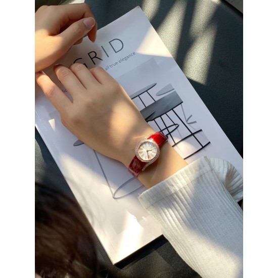 别致的红色鳄鱼皮表带红色的艳丽与时尚的玫瑰金完美融合。RF新款伯爵小号26mmLimelight Gala系列的女性钻石手表是绝对诱惑的标志,表盘独特的6与9的造型,混合艺术,设计和珠宝,他们赞扬充满活力和大胆女性气质。在伯爵的眼里,每一位演绎人生故事的女主角,都注定拥有出众魅力!别出心裁,不断进阶超越。尺寸:26mm 机芯:瑞士朗达机芯 玻璃:蓝宝石镜面 皮带:美洲鳄鱼皮 别致的红色鳄鱼皮表带红色的艳丽与时尚的玫瑰金完美融合。RF新款伯爵小号26mmLimelight Gala系列的女性钻石手表是绝对诱惑的标志,表盘独特的6与9的造型,混合艺术,设计和珠宝,他们赞扬充满活力和大胆女性气质。在伯爵的眼里,每一位演绎人生故事的女主角,都注定拥有出众魅力!别出心裁,不断进阶超越。尺寸:26mm 机芯:瑞士朗达机芯 玻璃:蓝宝石镜面 皮带:美洲鳄鱼皮