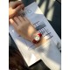 别致的红色鳄鱼皮表带红色的艳丽与时尚的玫瑰金完美融合。RF新款伯爵小号26mmLimelight Gala系列的女性钻石手表是绝对诱惑的标志,表盘独特的6与9的造型,混合艺术,设计和珠宝,他们赞扬充满活力和大胆女性气质。在伯爵的眼里,每一位演绎人生故事的女主角,都注定拥有出众魅力!别出心裁,不断进阶超越。尺寸:26mm 机芯:瑞士朗达机芯 玻璃:蓝宝石镜面 皮带:美洲鳄鱼皮 别致的红色鳄鱼皮表带红色的艳丽与时尚的玫瑰金完美融合。RF新款伯爵小号26mmLimelight Gala系列的女性钻石手表是绝对诱惑的标志,表盘独特的6与9的造型,混合艺术,设计和珠宝,他们赞扬充满活力和大胆女性气质。在伯爵的眼里,每一位演绎人生故事的女主角,都注定拥有出众魅力!别出心裁,不断进阶超越。尺寸:26mm 机芯:瑞士朗达机芯 玻璃:蓝宝石镜面 皮带:美洲鳄鱼皮
