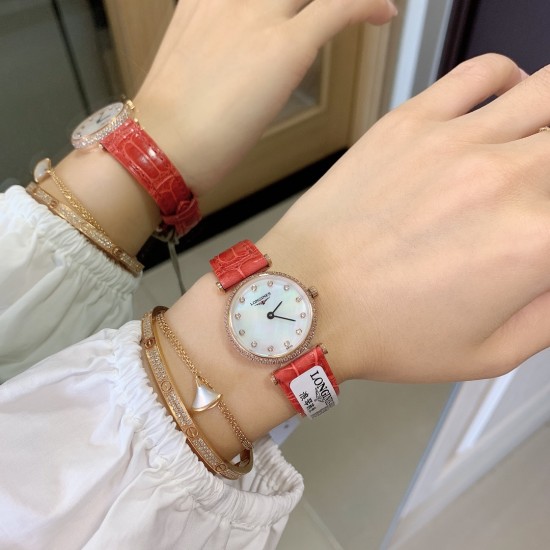 实拍 LONGINES【浪琴】新款女士腕表小巧精致,以钻石装饰、搭配色彩鲜明鳄鱼皮表带,优雅藏在细节里,时尚高雅的来凸显个人风格,优雅地停留在手腕,纯钢表壳,瑞士机芯,蓝宝石镜面, 实拍 LONGINES【浪琴】新款女士腕表小巧精致,以钻石装饰、搭配色彩鲜明鳄鱼皮表带,优雅藏在细节里,时尚高雅的来凸显个人风格,优雅地停留在手腕,纯钢表壳,瑞士机芯,蓝宝石镜面,