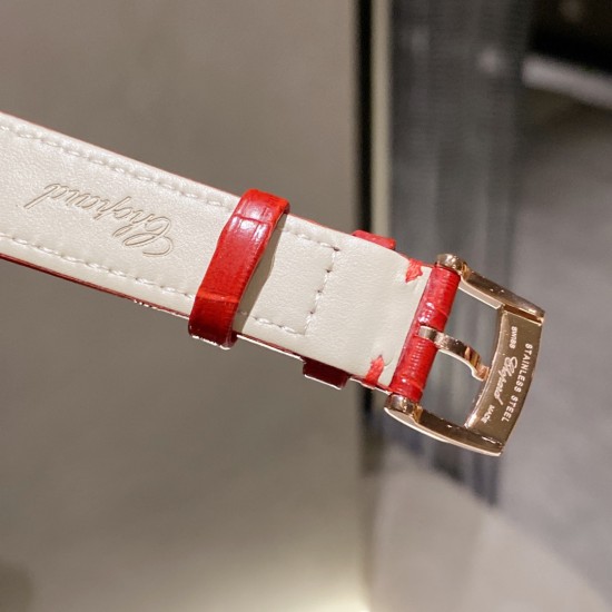 实拍 为你带来快乐——推出萧邦chopard Happy Sport满钻腕表!①卓越时计源于精湛工艺,双层蓝宝水晶玻璃之间,7颗施华洛世奇快乐彩钻活灵活现,完美诠释原装的韵味和感觉,镶满钻的表壳比例匀称,做工精湛,颗颗美钻饱满挺拔。②字面为了追求完美,耗时耗力,每一个刻度和英文logo都经过多次的独立开模,耗费多套模板,为你带来最接近原装的字面效果!③机芯采用进口石英机芯走时精准,④表带方面,为追求极致以及每一位客户的体验感,不惜成本采用牛皮皮表带,为你带来最高的体验手感制表技艺和宝石镶嵌完美融合! 实拍 为你带来快乐——推出萧邦chopard Happy Sport满钻腕表!①卓越时计源于精湛工艺,双层蓝宝水晶玻璃之间,7颗施华洛世奇快乐彩钻活灵活现,完美诠释原装的韵味和感觉,镶满钻的表壳比例匀称,做工精湛,颗颗美钻饱满挺拔。②字面为了追求完美,耗时耗力,每一个刻度和英文logo都经过多次的独立开模,耗费多套模板,为你带来最接近原装的字面效果!③机芯采用进口石英机芯走时精准,④表带方面,为追求极致以及每一位客户的体验感,不惜成本采用牛皮皮表带,为你带来最高的体验手感制表技艺和宝石镶嵌完美融合!