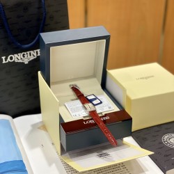 LA厂出品 浪琴表黛绰维纳20.80 X 32.00mm 石英女士腕表！正品原装机芯L178石英机芯！拥有低电量提醒功能！石英机芯没电了秒针会四秒一跳！这个时候就需要换电池啦！浪琴排名皇后级别的当属黛绰维纳系列女表 以意大利语中的Dolce Vita为名 寓意甜美生活 寓意意式生活邂逅现代浪漫 通过几何线条与柔美曲线塑造出现代优雅与妩媚姿态 银色表盘的雕花、以及蓝钢指针等精致细节都烘托出佩戴者纯正的优雅与贵气 ！