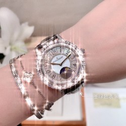实拍 积家-Jaeger-LeCoultre DAZZLING RENDEZ- VOUS MOON约会系列月相珠宝腕表月之女神，是浪漫与柔美的象征，她掌管着大自然中的潮起潮落和季节更替,是艺术家与诗人们的灵感源泉，在温润莹亮的白色珍珠母贝映衬下,晶莹璀璨的钻石散发出夜空般的静谧之美，表圈镶嵌108颗 钻石,组成两个环绕表壳的同心圆。由36颗以爪镶工艺镶嵌的 钻石组成的外圈,为光芒闪耀的表圈营造出轻盈美妙的质感，尺寸36mm的精钢表壳搭配进口瑞士石英，采用蓝宝石水晶玻璃。