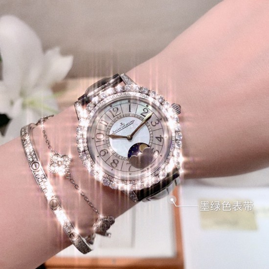 实拍 积家-Jaeger-LeCoultre DAZZLING RENDEZ- VOUS MOON约会系列月相珠宝腕表月之女神,是浪漫与柔美的象征,她掌管着大自然中的潮起潮落和季节更替,是艺术家与诗人们的灵感源泉,在温润莹亮的白色珍珠母贝映衬下,晶莹璀璨的钻石散发出夜空般的静谧之美,表圈镶嵌108颗 钻石,组成两个环绕表壳的同心圆。由36颗以爪镶工艺镶嵌的 钻石组成的外圈,为光芒闪耀的表圈营造出轻盈美妙的质感,尺寸36mm的精钢表壳搭配进口瑞士石英,采用蓝宝石水晶玻璃。 实拍 积家-Jaeger-LeCoultre DAZZLING RENDEZ- VOUS MOON约会系列月相珠宝腕表月之女神,是浪漫与柔美的象征,她掌管着大自然中的潮起潮落和季节更替,是艺术家与诗人们的灵感源泉,在温润莹亮的白色珍珠母贝映衬下,晶莹璀璨的钻石散发出夜空般的静谧之美,表圈镶嵌108颗 钻石,组成两个环绕表壳的同心圆。由36颗以爪镶工艺镶嵌的 钻石组成的外圈,为光芒闪耀的表圈营造出轻盈美妙的质感,尺寸36mm的精钢表壳搭配进口瑞士石英,采用蓝宝石水晶玻璃。