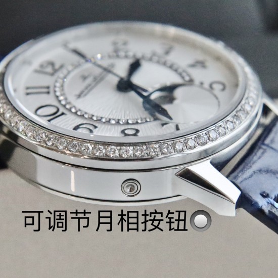 积家 Jaeger-LeCoultre约会系列腕表浪漫登场 简约淑女,尽显浪漫情怀!腕表尺寸34MM/厚度8.9MM,空心太阳,月相功能原版一致!简约干练的外壳打磨精细,确保打磨工艺吻合,质感同步正品。还原正品最美风采!采用9015改积家自产CAL.898A机芯,完美实现原装日历白昼星辰可选/时分秒变换功能,跟足原装复刻!走时稳定,品质保证!和正品完全一致 电光烧蓝指针 阳光下熠熠生辉。意大利小牛皮轻便透气,质感上佳,搭配积家经典折叠表扣。送礼自用完美推荐! 积家 Jaeger-LeCoultre约会系列腕表浪漫登场 简约淑女,尽显浪漫情怀!腕表尺寸34MM/厚度8.9MM,空心太阳,月相功能原版一致!简约干练的外壳打磨精细,确保打磨工艺吻合,质感同步正品。还原正品最美风采!采用9015改积家自产CAL.898A机芯,完美实现原装日历白昼星辰可选/时分秒变换功能,跟足原装复刻!走时稳定,品质保证!和正品完全一致 电光烧蓝指针 阳光下熠熠生辉。意大利小牛皮轻便透气,质感上佳,搭配积家经典折叠表扣。送礼自用完美推荐!