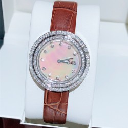 ★实拍 伯爵-PIAGET，时尚石英女款，来自Possession系列诚意推荐，魅力十足的臻品采用瑞士石英机芯，蓝宝石水晶玻璃镜面，表圈可360度旋转，在不经意的旋转之间带来不同的好心情灵动搭配，转动间，专属于你独一无二的个性造型耀目而生有光圈、单排钻和双排钻任性选择！表壳直径34mm厚度8mm。