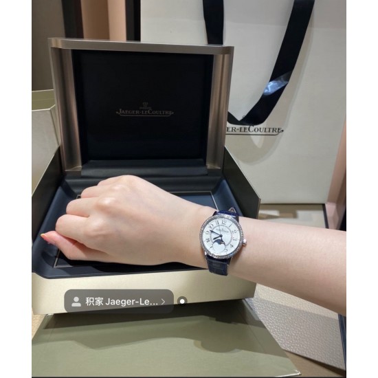 众多明星同款积家 Jaeger-LeCoultre约会系列腕表浪漫登场 简约淑女,尽显浪漫情怀!腕表尺寸34MM/厚度8.9MM,空心太阳,月相功能原版一致!简约干练的外壳打磨精细,确保打磨工艺吻合,质感同步正品。还原正品最美风采!采用9015改积家自产CAL.898A机芯,完美实现原装日历白昼星辰可选/时分秒变换功能,跟足原装复刻!走时稳定,品质保证!和正品完全一致 电光烧蓝指针 阳光下熠熠生辉。意大利小牛皮轻便透气,质感上佳,搭配积家经典折叠表扣。送礼自用完美推荐! 众多明星同款积家 Jaeger-LeCoultre约会系列腕表浪漫登场 简约淑女,尽显浪漫情怀!腕表尺寸34MM/厚度8.9MM,空心太阳,月相功能原版一致!简约干练的外壳打磨精细,确保打磨工艺吻合,质感同步正品。还原正品最美风采!采用9015改积家自产CAL.898A机芯,完美实现原装日历白昼星辰可选/时分秒变换功能,跟足原装复刻!走时稳定,品质保证!和正品完全一致 电光烧蓝指针 阳光下熠熠生辉。意大利小牛皮轻便透气,质感上佳,搭配积家经典折叠表扣。送礼自用完美推荐!