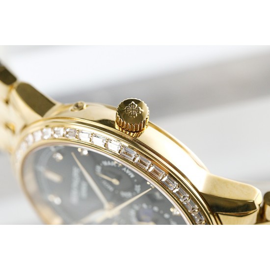 年末巨献“pp时尚新款 PATEK PHILIPPE【新年巨献 最高版本】百达翡丽超级复杂多功能系列(5721P-002)ZF厂高品质钢带款变运动系列原装9100升级版机芯。所有功能同正品(3字位月份显示 6字位24小时显示 9字位24小时和日月星辰显示),和原装一样的带水平压纹工艺,带荧光刻度 ,41mm直径。316L精钢镀金,原装进口蓝宝石水晶镜面。5721和5721P款的外钻为施华洛世奇钻,通透闪亮,气质非凡。在目前技术范畴内尽可能接近原装,此款腕表让您驾驭所有场合。 年末巨献“pp时尚新款 PATEK PHILIPPE【新年巨献 最高版本】百达翡丽超级复杂多功能系列(5721P-002)ZF厂高品质钢带款变运动系列原装9100升级版机芯。所有功能同正品(3字位月份显示 6字位24小时显示 9字位24小时和日月星辰显示),和原装一样的带水平压纹工艺,带荧光刻度 ,41mm直径。316L精钢镀金,原装进口蓝宝石水晶镜面。5721和5721P款的外钻为施华洛世奇钻,通透闪亮,气质非凡。在目前技术范畴内尽可能接近原装,此款腕表让您驾驭所有场合。