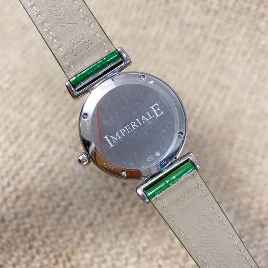 ★实拍 萧邦 CHOPARD IMPERIALE 系列腕表。独特风格带您走进一个新阶段并且成功塑造了崇尚自我表达和与众不同的生活化概念,316精钢材质,此表款全手工镶嵌施华洛世奇水晶钻,成为了美式奢侈生活风格的代表!进口石英机芯以及精细做工,佩戴贴手舒适,设计风格简约明朗。充满奢华璀璨的气息,光彩夺人、让你瞬间提升华丽的气质 ★实拍 萧邦 CHOPARD IMPERIALE 系列腕表。独特风格带您走进一个新阶段并且成功塑造了崇尚自我表达和与众不同的生活化概念,316精钢材质,此表款全手工镶嵌施华洛世奇水晶钻,成为了美式奢侈生活风格的代表!进口石英机芯以及精细做工,佩戴贴手舒适,设计风格简约明朗。充满奢华璀璨的气息,光彩夺人、让你瞬间提升华丽的气质