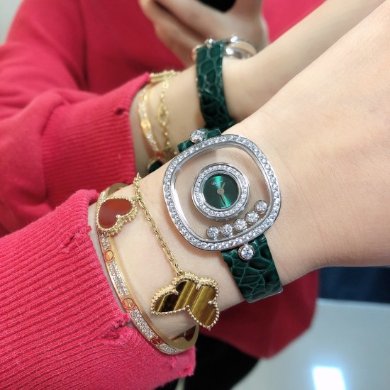 实拍 萧邦新增绿色表盘HAPPY DIAMONDS系列快乐钻腕表 3层蓝宝石玻璃镜面 我们就是自己的神话 原厂瑞士石英机芯 镜面内5颗快乐钻自由转动 活动钻石围绕表盘回旋起舞 制作精巧的表壳玩味透明概念 chopard家标志性的Happy钻石在两片蓝宝石水晶玻璃 形成的空间内自由滑动 充分展现自由和欢快的感觉 表壳顶端与底端各缀有一圈钻石 树叶形指针 较小的同心圆为珍珠母贝质地 呈圆满的球型 两个同心圆环上皆全手工镶有钻石 七颗灵动钻石如悬空漂浮一般 细节见真知。 实拍 萧邦新增绿色表盘HAPPY DIAMONDS系列快乐钻腕表 3层蓝宝石玻璃镜面 我们就是自己的神话 原厂瑞士石英机芯 镜面内5颗快乐钻自由转动 活动钻石围绕表盘回旋起舞 制作精巧的表壳玩味透明概念 chopard家标志性的Happy钻石在两片蓝宝石水晶玻璃 形成的空间内自由滑动 充分展现自由和欢快的感觉 表壳顶端与底端各缀有一圈钻石 树叶形指针 较小的同心圆为珍珠母贝质地 呈圆满的球型 两个同心圆环上皆全手工镶有钻石 七颗灵动钻石如悬空漂浮一般 细节见真知。