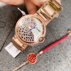 新年特惠送福饰品CARTIER卡卡 ，蓝气球奢华系列，自然光实拍，超美摒弃了现代盛行的繁复华丽的修饰，以经典又潮流的元素重新诠释唯美，高贵气质尽显无漏！打造独家高超品质.台湾厂四件套外壳，瑞士石英机芯，鱼眼蓝宝石镜面，11色牛皮表带可选，原装折叠表扣，尺寸：36mm 新年特惠 先到先得