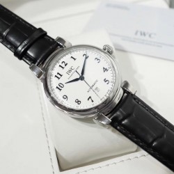 IWC万国 系列:150周年达文西系列1:1原装高端复刻 尺寸:40mm【表壳】每一个浑圆型的表壳都经过制表师专心致志的打磨，可移动式表耳使表带更加贴合手腕。两者配合使腕表产生独特的复古魅力。【机芯】采用优雅纤薄!!的海鸥独家定制自动上弦机芯，具备逆时针调试日历的功能（吻合正品）我们精心制作出万国表独特的外观魅力，更是追求复刻其内在的灵魂。