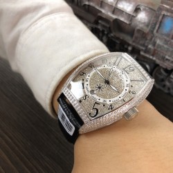 法兰克 穆勒Franck Muller 全新满天星系列⚓️搭载进口日本西铁城机械机芯⚙️意大利双面小牛皮原装针扣酒桶形拱桥状精钢表壳⚫️手工全镶嵌施华洛水晶钻 高贵霸气尺寸43*55mm高尚的艺术 精湛的工艺 一经发布 无不轰动