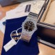 萧邦CHOPARD-St. Moritz圣莫里茨系列5156女士手镯表，1980年，Chopard萧邦推出了首款运动腕表，也是品牌工坊打造的首款钢制时计——St. Moritz，对当时专于制作金表和镶钻金表的Chopard萧邦而言，极具创新意义。St. Moritz腕表的圆形表圈点缀八颗螺丝，两两一组，分布在四个基本方位，每一节表带都由多个配件螺丝组装而成，难度非常之高，历经一年不断改进终出成品 。尺寸28mm 轻松驾驭 休闲精致都如你[爱心]（附送萧邦丝绒手表袋，退换袋子需退回‼️‼️）