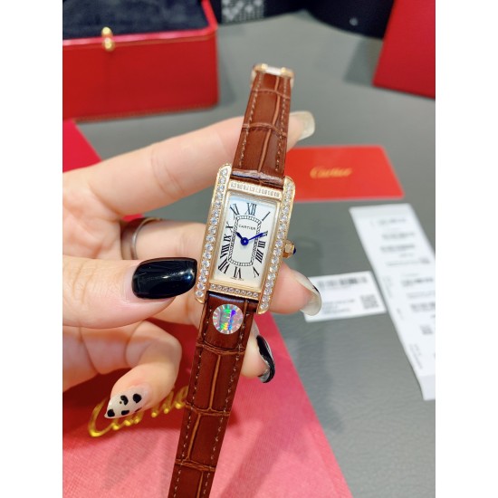 卡地亚-美国坦克-Cartier Tank Amricaine腕表,小号表款,三码合一。采用蓝宝水石晶镜面,瑞士石英机芯。原版开模,精钢表壳,八角形表冠,镶嵌一颗合成蓝色尖晶石,镀银表盘,剑形蓝钢指针,搭配原装光面折叠表扣,采用进口多色小牛皮。腕大表器优雅,深行受家青睐。表壳尺寸:34.80 x 19.00毫米。 卡地亚-美国坦克-Cartier Tank Amricaine腕表,小号表款,三码合一。采用蓝宝水石晶镜面,瑞士石英机芯。原版开模,精钢表壳,八角形表冠,镶嵌一颗合成蓝色尖晶石,镀银表盘,剑形蓝钢指针,搭配原装光面折叠表扣,采用进口多色小牛皮。腕大表器优雅,深行受家青睐。表壳尺寸:34.80 x 19.00毫米。