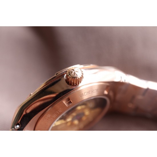 实拍【Vacheron Constantin江诗丹顿】纵横四海系列OVERSEAS女款小号型钢带款——一款极具魅力和旅行精神的女性腕表【表壳】直径36mm适合大部分女性佩戴,84颗圆形切割施华洛水更是钻璀璨夺目 【表盘】简约的大三针设计 旭日纹缎面拉丝的工艺处理 深邃优雅 时标均带白色夜光涂层 【机芯】CITIZEN8系列改Cal.5300机芯(机芯稳定零返修 ) 原装18k纳米镀金质摆陀 实拍【Vacheron Constantin江诗丹顿】纵横四海系列OVERSEAS女款小号型钢带款——一款极具魅力和旅行精神的女性腕表【表壳】直径36mm适合大部分女性佩戴,84颗圆形切割施华洛水更是钻璀璨夺目 【表盘】简约的大三针设计 旭日纹缎面拉丝的工艺处理 深邃优雅 时标均带白色夜光涂层 【机芯】CITIZEN8系列改Cal.5300机芯(机芯稳定零返修 ) 原装18k纳米镀金质摆陀