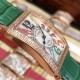 法兰克穆勒 Franck Muller 长岛系列腕表、深受时尚白领及众多明星追捧的顶级品牌,以经典的长方形线条设计呈现、精湛的制表工艺,默默绽放着美丽的光泽。表圈华丽钻石镶嵌,如同精美的王冠,让整款腕表浸润在梦幻清澈的光芒之中。表盘上独特的数字刻度打破常规,流淌着别致的韵律,令人印象深刻。尺寸26mm*45mm*8mm。 法兰克穆勒 Franck Muller 长岛系列腕表、深受时尚白领及众多明星追捧的顶级品牌,以经典的长方形线条设计呈现、精湛的制表工艺,默默绽放着美丽的光泽。表圈华丽钻石镶嵌,如同精美的王冠,让整款腕表浸润在梦幻清澈的光芒之中。表盘上独特的数字刻度打破常规,流淌着别致的韵律,令人印象深刻。尺寸26mm*45mm*8mm。