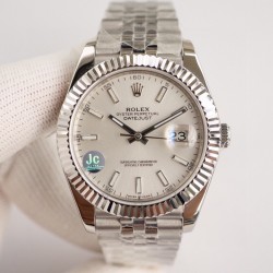 ROLEX 劳力士 蚝式恒动日志型41mm系列腕表，直径41mm，经典的蚝式表壳搭配三角坑纹外圈，把头采用旋入式设计，抗刮损蓝水晶玻璃，防反光凸透式放大（2.5倍）日历窗，隐蔽式摺叠皇冠带扣，矜持有度秀而不媚 恒久优雅！