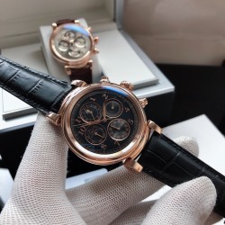 万国 IWC b1 达文西系列活动型表耳，算的上是品牌系列最具魅力的设计之一表盘有众多显示功能12时位置设有月相小表盘3时位置设有日期显示盘9时位置设有星期显示盘6时位置设有月份显示盘腕表可提供68小时动力存储称得上“大型表耳”的它，三杰 本身观赏性十足。与圆润的表壳相互映衬，肌肉感十足 SJ 为你精心挑选精品男士机械腕表拍摄 超真实实物图拍摄