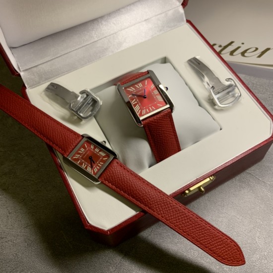 实拍最新版配色中国红 卡地亚超薄坦克Cartier Tank Solo系列,一款百搭 性价比又高的手表 采用瑞士石英机芯,圆珠形表冠,镶嵌一颗凸圆形合成尖晶石,镀银珠光表盘,罗马数字时标,剑形蓝钢指针,蓝宝石水晶镜面,可搭配进口鳄鱼纹牛皮表带,另有多种颜色荔枝纹原版皮为你打造个性化腕间配饰,直径:小号2431mm,中号2734mm。佩戴舒适柔软服帖,上手显得高贵又典雅,很气质很女人独家货源。「认准细节,欢迎质量对比」 实拍最新版配色中国红 卡地亚超薄坦克Cartier Tank Solo系列,一款百搭 性价比又高的手表 采用瑞士石英机芯,圆珠形表冠,镶嵌一颗凸圆形合成尖晶石,镀银珠光表盘,罗马数字时标,剑形蓝钢指针,蓝宝石水晶镜面,可搭配进口鳄鱼纹牛皮表带,另有多种颜色荔枝纹原版皮为你打造个性化腕间配饰,直径:小号2431mm,中号2734mm。佩戴舒适柔软服帖,上手显得高贵又典雅,很气质很女人独家货源。「认准细节,欢迎质量对比」