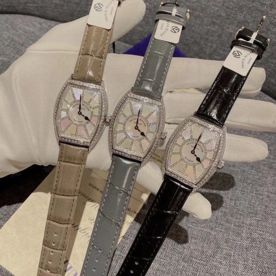 ♥️法兰克穆勒-Franck Muller(FM),sunrise系列 采用316L 精钢表壳 CNC加工抛光表壳,全壳PVP真空电镀持色更久。底盖与表壳无缝拼接,精雕成形,扣子底部以及底盖内部延续法穆兰标志字体雕刻清晰!搭配制作过程相当复杂的拱形表盘 表盘由12块珍珠贝构成铺满光华美钻与珍珠贝母辉映 表壳尺寸32x43mm 厚度约9mm ♥️法兰克穆勒-Franck Muller(FM),sunrise系列 采用316L 精钢表壳 CNC加工抛光表壳,全壳PVP真空电镀持色更久。底盖与表壳无缝拼接,精雕成形,扣子底部以及底盖内部延续法穆兰标志字体雕刻清晰!搭配制作过程相当复杂的拱形表盘 表盘由12块珍珠贝构成铺满光华美钻与珍珠贝母辉映 表壳尺寸32x43mm 厚度约9mm