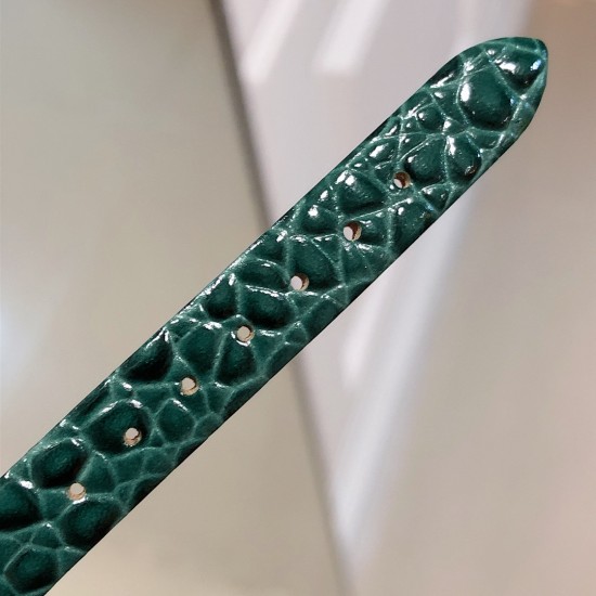 实拍 萧邦新增绿色表盘HAPPY DIAMONDS系列快乐钻腕表 3层蓝宝石玻璃镜面 我们就是自己的神话 原厂瑞士石英机芯 镜面内5颗快乐钻自由转动 活动钻石围绕表盘回旋起舞 制作精巧的表壳玩味透明概念 chopard家标志性的Happy钻石在两片蓝宝石水晶玻璃 形成的空间内自由滑动 充分展现自由和欢快的感觉 表壳顶端与底端各缀有一圈钻石 树叶形指针 较小的同心圆为珍珠母贝质地 呈圆满的球型 两个同心圆环上皆全手工镶有钻石 七颗灵动钻石如悬空漂浮一般 细节见真知。 实拍 萧邦新增绿色表盘HAPPY DIAMONDS系列快乐钻腕表 3层蓝宝石玻璃镜面 我们就是自己的神话 原厂瑞士石英机芯 镜面内5颗快乐钻自由转动 活动钻石围绕表盘回旋起舞 制作精巧的表壳玩味透明概念 chopard家标志性的Happy钻石在两片蓝宝石水晶玻璃 形成的空间内自由滑动 充分展现自由和欢快的感觉 表壳顶端与底端各缀有一圈钻石 树叶形指针 较小的同心圆为珍珠母贝质地 呈圆满的球型 两个同心圆环上皆全手工镶有钻石 七颗灵动钻石如悬空漂浮一般 细节见真知。
