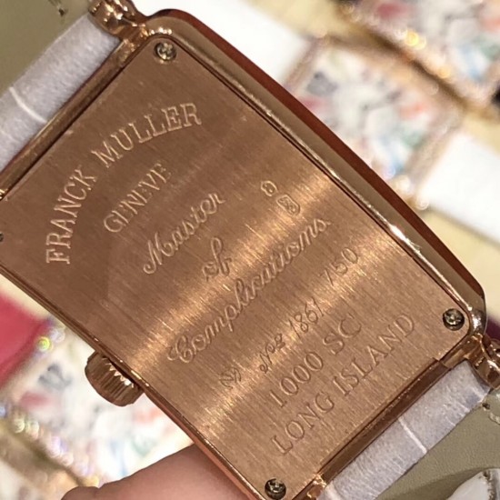 法兰克穆勒 Franck Muller 长岛系列腕表、深受时尚白领及众多明星追捧的顶级品牌,以经典的长方形线条设计呈现、精湛的制表工艺,默默绽放着美丽的光泽。表圈华丽钻石镶嵌,如同精美的王冠,让整款腕表浸润在梦幻清澈的光芒之中。表盘上独特的数字刻度打破常规,流淌着别致的韵律,令人印象深刻。尺寸26mm*45mm*8mm。 法兰克穆勒 Franck Muller 长岛系列腕表、深受时尚白领及众多明星追捧的顶级品牌,以经典的长方形线条设计呈现、精湛的制表工艺,默默绽放着美丽的光泽。表圈华丽钻石镶嵌,如同精美的王冠,让整款腕表浸润在梦幻清澈的光芒之中。表盘上独特的数字刻度打破常规,流淌着别致的韵律,令人印象深刻。尺寸26mm*45mm*8mm。