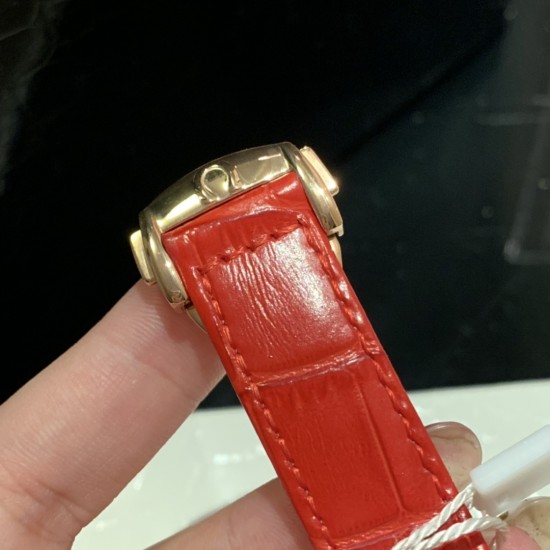 ★实拍 欧米茄-OMEGA 六针超霸系列多功能石英 女士腕表 表盘內设有横向椭圆形小表盘,6点钟位置设有垂直椭圆日历窗口。时针、分针及小秒盘的秒针均经过镀铑处理,( Omega)超霸系列以其标志性的外观设计以及精准走时的机芯品质深受消费者的喜爱。超霸系列的配色款式很多,提供给了消费者很多的选择 ★实拍 欧米茄-OMEGA 六针超霸系列多功能石英 女士腕表 表盘內设有横向椭圆形小表盘,6点钟位置设有垂直椭圆日历窗口。时针、分针及小秒盘的秒针均经过镀铑处理,( Omega)超霸系列以其标志性的外观设计以及精准走时的机芯品质深受消费者的喜爱。超霸系列的配色款式很多,提供给了消费者很多的选择