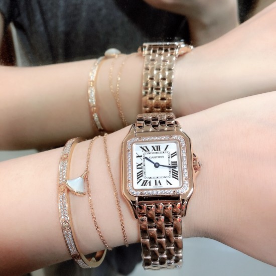 实拍 GF最强女表系列——卡地亚猎豹Panthre de Cartier。华丽而不羁,是Panthre de Cartier猎豹所传达的美学风格。它线条流畅,魅惑动人,柔软服帖于腕间,宛若在肌肤上翩翩起舞。独特的造型彰显成熟优雅、自信动人的女性形象。GF工厂以精湛技艺,原装开模,打造出与正品无异的精美流线表耳,与表壳一体成型。搭载瑞士朗达石英机芯,316L精钢壳套,尺寸:27 x 37毫米,厚度:6毫米,镀银表盘,剑形蓝钢指针,100%三度防水。搭配专柜旅行包装物料。 实拍 GF最强女表系列——卡地亚猎豹Panthre de Cartier。华丽而不羁,是Panthre de Cartier猎豹所传达的美学风格。它线条流畅,魅惑动人,柔软服帖于腕间,宛若在肌肤上翩翩起舞。独特的造型彰显成熟优雅、自信动人的女性形象。GF工厂以精湛技艺,原装开模,打造出与正品无异的精美流线表耳,与表壳一体成型。搭载瑞士朗达石英机芯,316L精钢壳套,尺寸:27 x 37毫米,厚度:6毫米,镀银表盘,剑形蓝钢指针,100%三度防水。搭配专柜旅行包装物料。