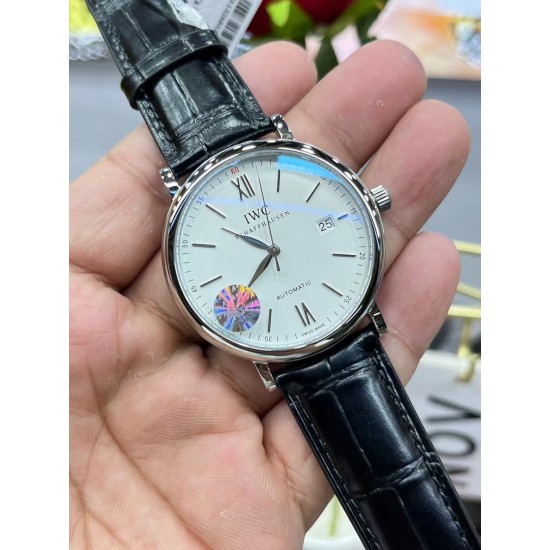 IWC 万国 波涛菲诺 系列!316L精钢表壳顶级打磨,表耳R弧度同步原装够大,线条更优美,表壳与底盖衔接完美,定制日历字体及粗细 绅士商务休闲首选! IWC 万国 波涛菲诺 系列!316L精钢表壳顶级打磨,表耳R弧度同步原装够大,线条更优美,表壳与底盖衔接完美,定制日历字体及粗细 绅士商务休闲首选!