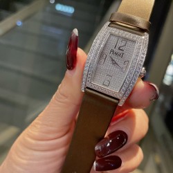伯爵-piaget-G0A33091女士腕表，水桶形的表壳别具一格，独特的绢布表带搭配原版针扣，完美结合，尽显奢华时尚气质。原装瑞士机芯，316L精钢表壳，度18k白金和玫瑰金，尺寸27x38mm备受喜爱、值得拥有[机智][耶]实物超美