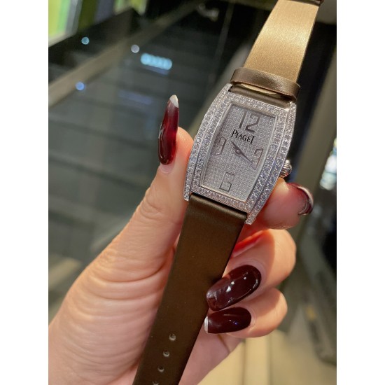 伯爵-piaget-G0A33091女士腕表，水桶形的表壳别具一格，独特的绢布表带搭配原版针扣，完美结合，尽显奢华时尚气质。原装瑞士机芯，316L精钢表壳，度18k白金和玫瑰金，尺寸27x38mm备受喜爱、值得拥有[机智][耶]实物超美