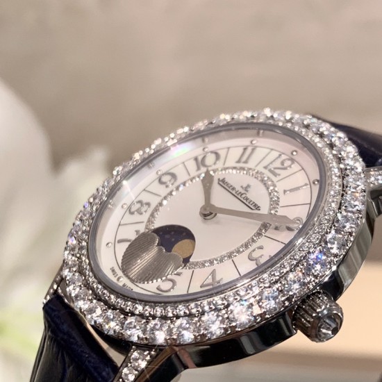 实拍 积家-Jaeger-LeCoultre DAZZLING RENDEZ- VOUS MOON约会系列月相珠宝腕表月之女神,是浪漫与柔美的象征,她掌管着大自然中的潮起潮落和季节更替,是艺术家与诗人们的灵感源泉,在温润莹亮的白色珍珠母贝映衬下,晶莹璀璨的钻石散发出夜空般的静谧之美,表圈镶嵌108颗 钻石,组成两个环绕表壳的同心圆。由36颗以爪镶工艺镶嵌的 钻石组成的外圈,为光芒闪耀的表圈营造出轻盈美妙的质感,尺寸36mm的精钢表壳搭配进口瑞士石英,采用蓝宝石水晶玻璃。 实拍 积家-Jaeger-LeCoultre DAZZLING RENDEZ- VOUS MOON约会系列月相珠宝腕表月之女神,是浪漫与柔美的象征,她掌管着大自然中的潮起潮落和季节更替,是艺术家与诗人们的灵感源泉,在温润莹亮的白色珍珠母贝映衬下,晶莹璀璨的钻石散发出夜空般的静谧之美,表圈镶嵌108颗 钻石,组成两个环绕表壳的同心圆。由36颗以爪镶工艺镶嵌的 钻石组成的外圈,为光芒闪耀的表圈营造出轻盈美妙的质感,尺寸36mm的精钢表壳搭配进口瑞士石英,采用蓝宝石水晶玻璃。